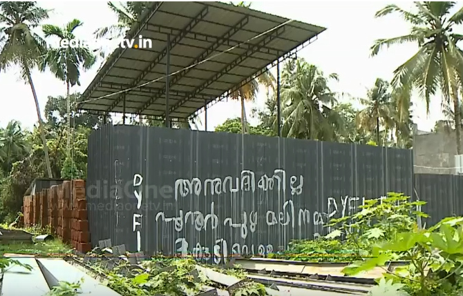 വ്യവസായ സംരംഭങ്ങള്‍ക്കുള്ള പാര്‍ട്ടി വിലക്ക് തുടരുന്നു: പ്രവാസിയുടെ തൊഴില്‍സംരംഭ ഭൂമിയില്‍ ഡിവൈഎഫ്ഐ കൊടിനാട്ടി