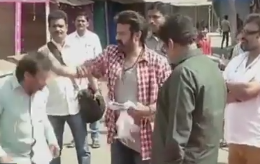 ചെരിപ്പ് അഴിച്ചുമാറ്റിയില്ല, തെലുങ്ക് താരം അസിസ്റ്റന്റിനെ തല്ലി; വീഡിയോ കാണാം