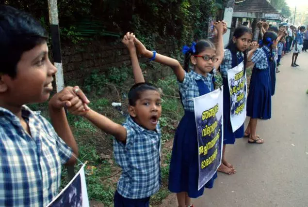 മലാപ്പറമ്പ് സ്കൂള് അടച്ചു പൂട്ടുന്നതിനെതിരെ പ്രക്ഷോഭം ശക്തമാക്കുമെന്ന് സ്കൂള് സംരക്ഷണ സമിതി മലാപ്പറമ്പ് സ്കൂള് അടച്ചു പൂട്ടുന്നതിനെതിരെ പ്രക്ഷോഭം ശക്തമാക്കുമെന്ന് സ്കൂള് സംരക്ഷണ സമിതി