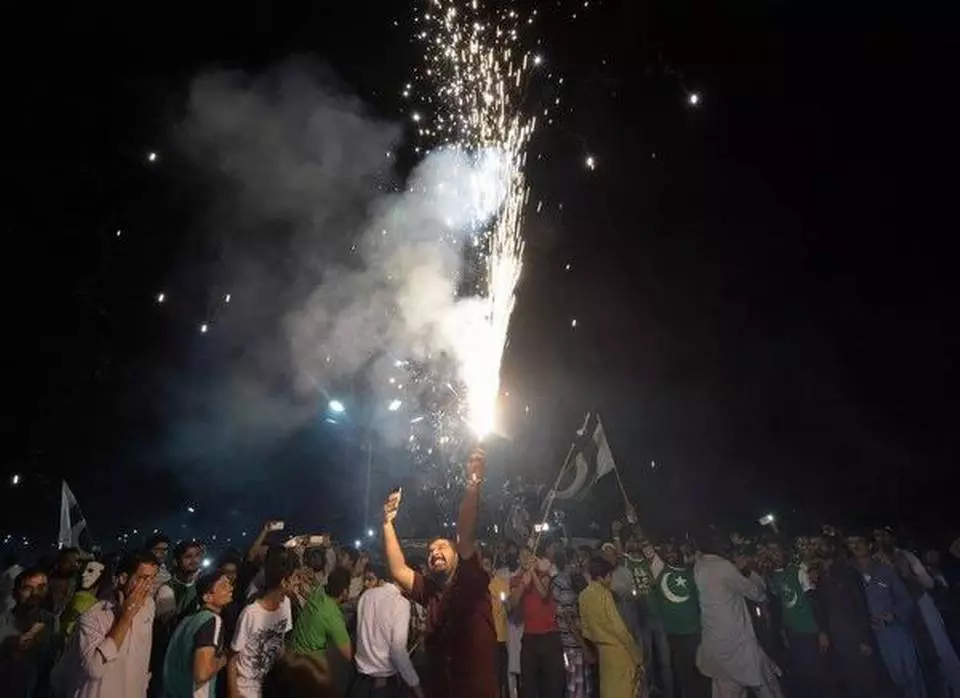 വെടിയൊച്ചകള്ക്ക് നടുവില് പാകിസ്താന് സ്വാതന്ത്ര്യദിനം ആഘോഷിക്കുന്നു വെടിയൊച്ചകള്ക്ക് നടുവില് പാകിസ്താന് സ്വാതന്ത്ര്യദിനം ആഘോഷിക്കുന്നു