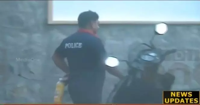 ദാസ്യപ്പണി തുടരുന്നു; പൊലീസ് കമ്മീഷണറുടെ വീട്ടിലേക്ക് പാല് വാങ്ങുന്നത് പൊലീസുകാരന് ദാസ്യപ്പണി തുടരുന്നു; പൊലീസ് കമ്മീഷണറുടെ വീട്ടിലേക്ക് പാല് വാങ്ങുന്നത് പൊലീസുകാരന്