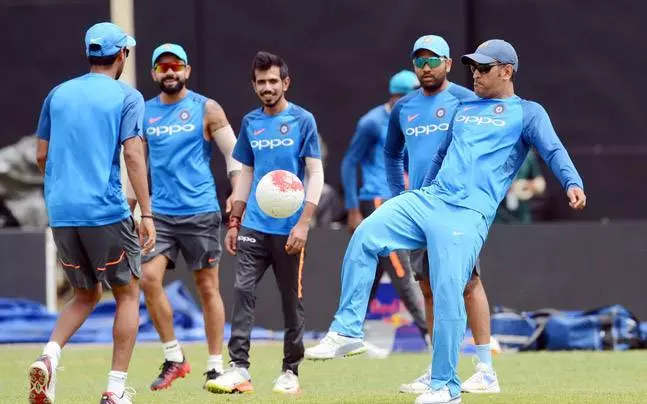 ഒന്നാം ഏകദിനത്തിന് മുന്നോടിയായി ധോണി - കൊഹ്‍ലി പോര്