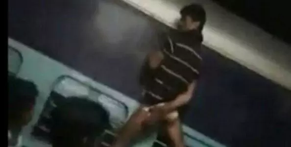 അനുവാദമില്ലാതെ വെള്ളം കുടിച്ചതിന് യുവാവിനെ ട്രെയിനില് കെട്ടിയിട്ട് മര്ദ്ദിച്ചു അനുവാദമില്ലാതെ വെള്ളം കുടിച്ചതിന് യുവാവിനെ ട്രെയിനില് കെട്ടിയിട്ട് മര്ദ്ദിച്ചു