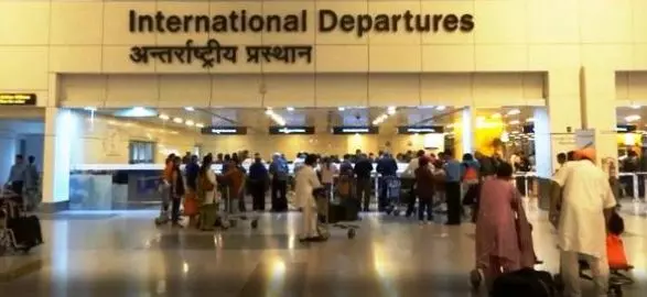 ഡ്രോണിനെ കണ്ടെന്ന് പൈലറ്റ്: ഡല്ഹി വിമാനത്താവളം അരമണിക്കൂര് അടച്ചിട്ടു ഡ്രോണിനെ കണ്ടെന്ന് പൈലറ്റ്: ഡല്ഹി വിമാനത്താവളം അരമണിക്കൂര് അടച്ചിട്ടു