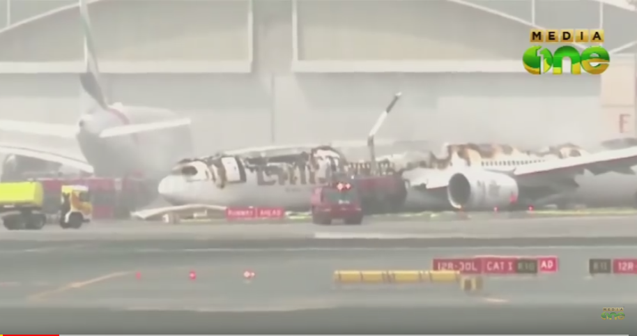 പൂക്കളുമായെത്തിയ റോസിയെ വരവേറ്റ് ദുബൈ വിമാനത്താവളത്തിലെ പൂക്കളം