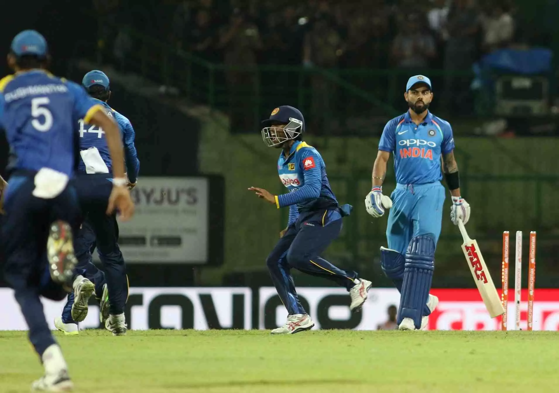 കൊഹ്‍ലിയെ വീഴ്ത്തിയ ധനഞ്ജയയുടെ ഗൂഗ്ളി കാണാം