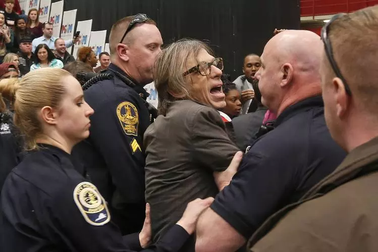 ഡൊണാള്ഡ് ട്രംപിന്റെ റാലിക്കിടെ ഫോട്ടോഗ്രാഫര്ക്ക് മര്ദനം ഡൊണാള്ഡ് ട്രംപിന്റെ റാലിക്കിടെ ഫോട്ടോഗ്രാഫര്ക്ക് മര്ദനം