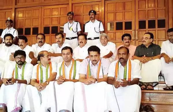 ആരോഗ്യമന്ത്രിയുടെ രാജി ആവശ്യപ്പെട്ടുള്ള എംഎല്എമാരുടെ സത്യാഗ്രഹം അവസാനിപ്പിച്ചു ആരോഗ്യമന്ത്രിയുടെ രാജി ആവശ്യപ്പെട്ടുള്ള എംഎല്എമാരുടെ സത്യാഗ്രഹം അവസാനിപ്പിച്ചു