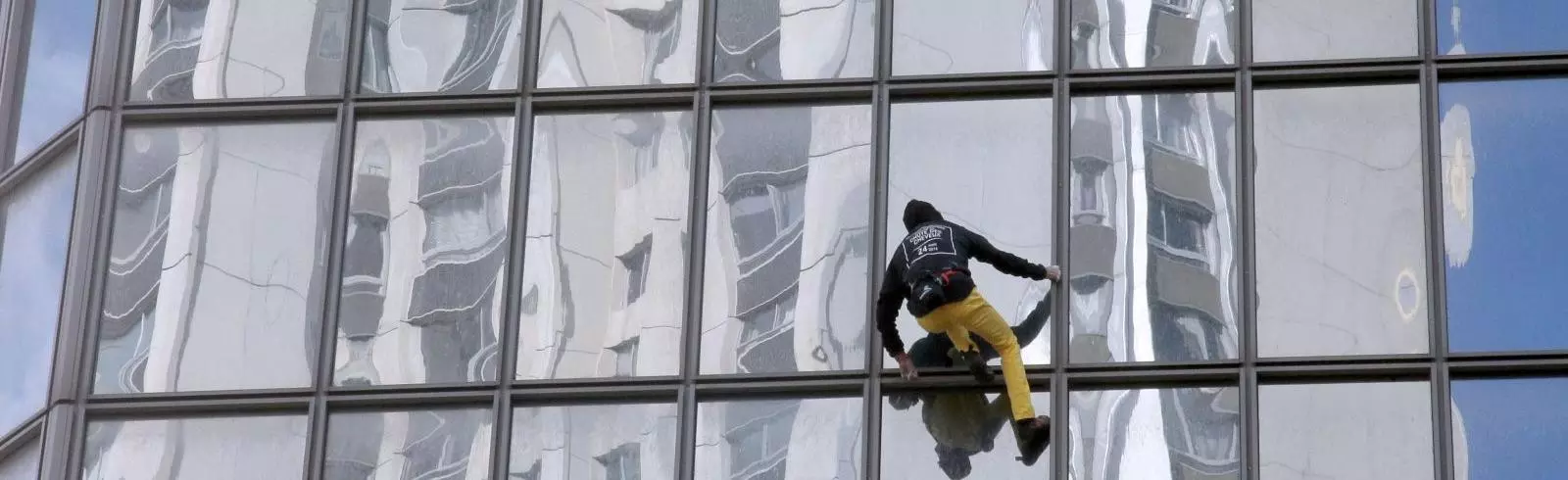 പാരീസിനെ വിറപ്പിച്ച് സ്പൈഡര്മാന് പാരീസിനെ വിറപ്പിച്ച് സ്പൈഡര്മാന്