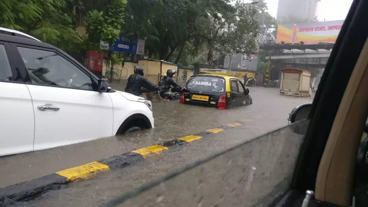 മുംബൈയില്‍ കനത്ത പ്രളയം; ജനജീവിതം സ്തംഭിച്ചു