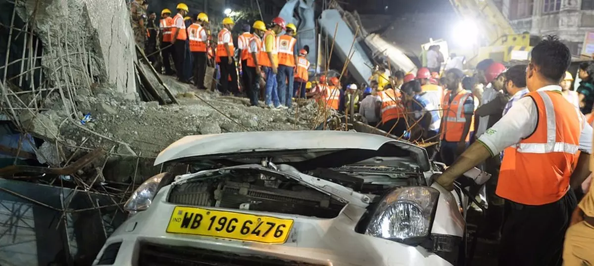 മേല്പ്പാലം തകര്ന്ന സംഭവം; മരണസംഖ്യ 24 ആയി, 5 പേര് അറസ്റ്റില് മേല്പ്പാലം തകര്ന്ന സംഭവം; മരണസംഖ്യ 24 ആയി, 5 പേര് അറസ്റ്റില്