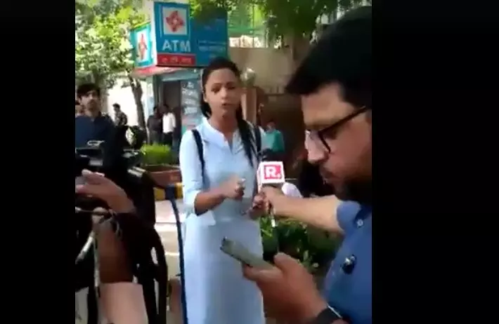 റിപ്പബ്ലിക് ടിവിയെ ഇവിടെ വേണ്ട, ഇറങ്ങിപ്പോകൂ... - പൊട്ടിത്തെറിച്ച് ഷെഹ്‍ല റാഷീദ്