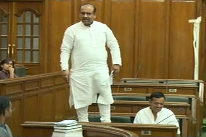 നിയമസഭയില്‍ ബഞ്ചിന് മുകളില്‍ കയറി നിന്ന് ബിജെപി എംഎല്‍എയുടെ പ്രതിഷേധം