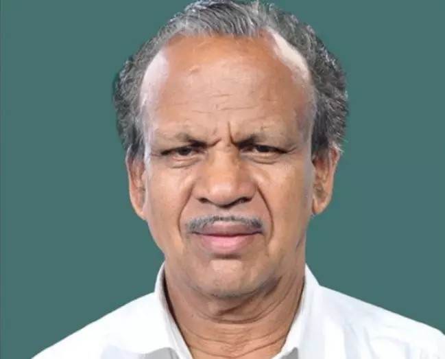 പി കരുണാകരന്‍ എംപി അനിശ്ചിതകാല സത്യാഗ്രഹം തുടങ്ങി