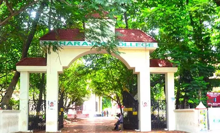 മഹാരാജാസില് ഇന്ക്വിലാബ് സ്റ്റുഡന്റ്സ് മൂവ്മെന്റ് പ്രവര്ത്തകരെ എസ്എഫ് ഐ ആക്രമിച്ചെന്നു പരാതി മഹാരാജാസില് ഇന്ക്വിലാബ് സ്റ്റുഡന്റ്സ് മൂവ്മെന്റ് പ്രവര്ത്തകരെ എസ്എഫ് ഐ ആക്രമിച്ചെന്നു പരാതി