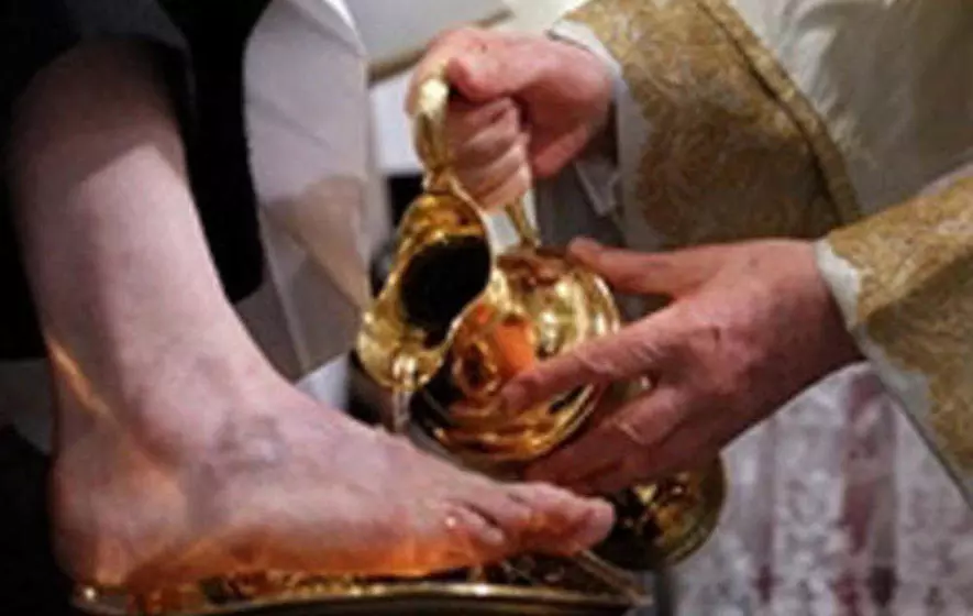 വിനയത്തിന്റെ മാതൃക കാട്ടി കേരളത്തിലും സ്ത്രീകളെ കാല്കഴുകല് ശുശ്രൂഷയില് ഉള്പ്പെടുത്തി വിനയത്തിന്റെ മാതൃക കാട്ടി കേരളത്തിലും സ്ത്രീകളെ കാല്കഴുകല് ശുശ്രൂഷയില് ഉള്പ്പെടുത്തി