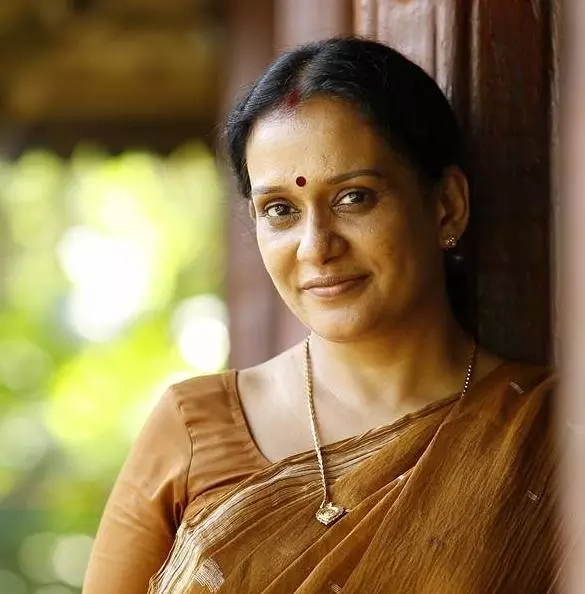 പറവ പൊളിയാണ്, പിള്ളേരെല്ലാം കൂടെ ചുമ്മാ പൊളിച്ചടുക്കിയിട്ടുണ്ട്: മാല പാര്വ്വതി പറവ പൊളിയാണ്, പിള്ളേരെല്ലാം കൂടെ ചുമ്മാ പൊളിച്ചടുക്കിയിട്ടുണ്ട്: മാല പാര്വ്വതി