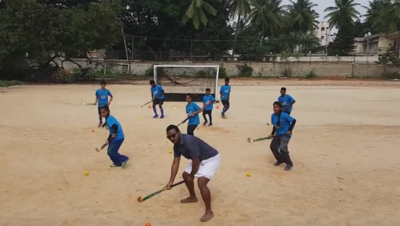 ജിമിക്കി കമ്മലിനൊപ്പം ചുവടു വച്ച് ഹോക്കിതാരങ്ങളും