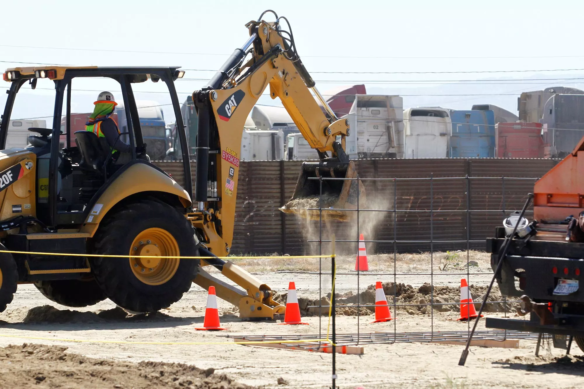 എതിര്പ്പുകള് മറികടന്ന് മെക്സിക്കന് അതിര്ത്തിയില് അമേരിക്ക മതില് നിര്മ്മാണം ആരംഭിച്ചു എതിര്പ്പുകള് മറികടന്ന് മെക്സിക്കന് അതിര്ത്തിയില് അമേരിക്ക മതില് നിര്മ്മാണം ആരംഭിച്ചു