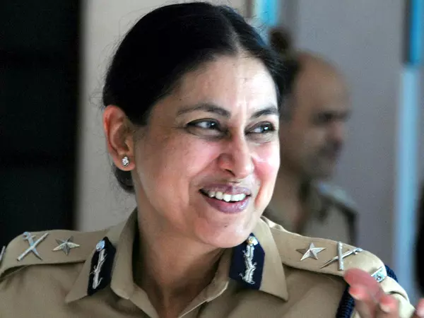 അജ്മൽ കസബിന്റെ വധശിക്ഷയ്ക്ക് ശേഷം തലയ്ക്കകത്ത് കല്ല് വച്ചതു പോലെയായിരുന്നു; മീരൻ ബൊർവാങ്കർ അജ്മൽ കസബിന്റെ വധശിക്ഷയ്ക്ക് ശേഷം തലയ്ക്കകത്ത് കല്ല് വച്ചതു പോലെയായിരുന്നു; മീരൻ ബൊർവാങ്കർ