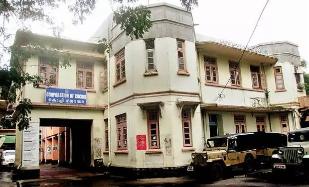 റോഡ് കുഴിക്കാന്‍ അദാനിക്കും റിലയന്‍സിനും ഇളവ്;  സര്‍ക്കാരിനെതിരെ കൊച്ചി നഗരസഭ