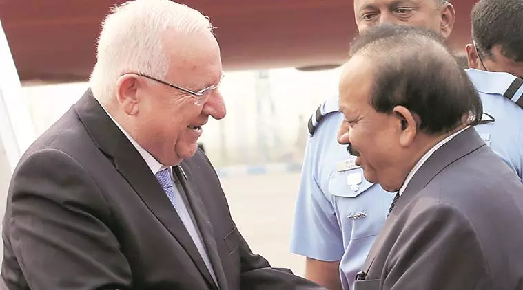 ഫലസ്തീന് കുടുംബത്തിന്റെ വീട് ഇസ്രായേല് സൈന്യം തകര്ത്തു ഫലസ്തീന് കുടുംബത്തിന്റെ വീട് ഇസ്രായേല് സൈന്യം തകര്ത്തു