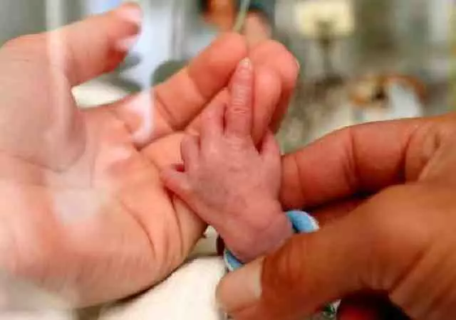 അഞ്ച് ആണ്‍മക്കളുള്ള മാതാപിതാക്കള്‍ ഒടുവില്‍ പിറന്ന പെണ്‍കുഞ്ഞിനെ കൊന്നു