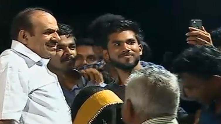 നേതാക്കളെ സെല്‍ഫിയിലാക്കി അണികള്‍