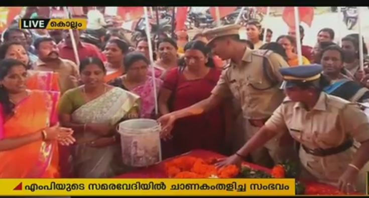 സമരവേദിയില്‍ ചാണകവെള്ളം തളിച്ച സംഭവം; മഹിളാമോര്‍ച്ച പ്രവര്‍ത്തകര്‍ക്കെതിരെ കേസ്