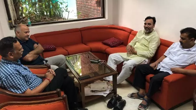 ലഫ്. ഗവര്ണറുടെ ഓഫീസില് സമരം നടത്താന് കെജ്രിവാളിന് ആരാണ് അനുമതി നല്കിയതെന്ന് കോടതി ലഫ്. ഗവര്ണറുടെ ഓഫീസില് സമരം നടത്താന് കെജ്രിവാളിന് ആരാണ് അനുമതി നല്കിയതെന്ന് കോടതി