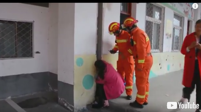 കളി കാര്യമായി, ആറ് വയസുകാരിയുടെ തല ഭിത്തിക്കുള്ളില്‍ കുടുങ്ങി