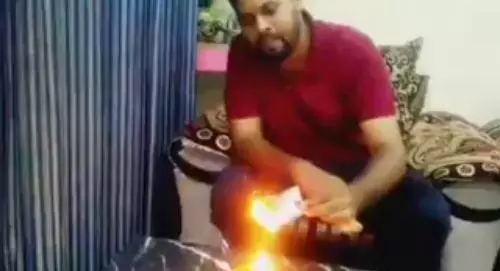 റേഷന്‍ നിഷേധിക്കപ്പെട്ട പെണ്‍കുട്ടി പട്ടിണി കിടന്ന് മരിച്ച സംഭവത്തില്‍ ആധാര്‍ കാര്‍ഡ് കത്തിച്ച് പ്രതിഷേധം