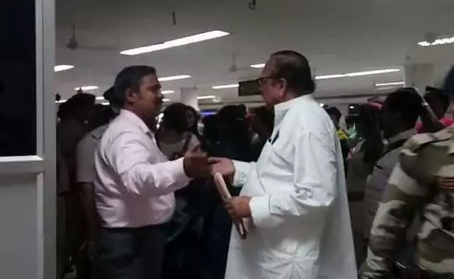 പൌരത്വ രജിസ്റ്ററിനെതിരായ പ്രതിഷേധം: അസമിലെത്തിയ തൃണമൂല് സംഘത്തെ പൊലീസ് തടഞ്ഞു പൌരത്വ രജിസ്റ്ററിനെതിരായ പ്രതിഷേധം: അസമിലെത്തിയ തൃണമൂല് സംഘത്തെ പൊലീസ് തടഞ്ഞു