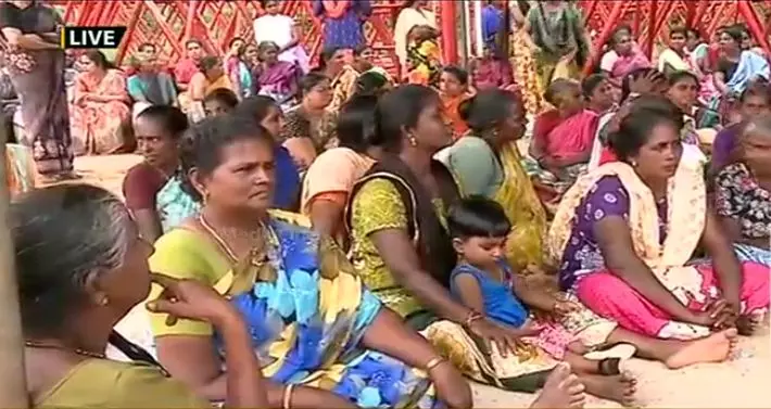 വിഴിഞ്ഞം സമരപ്പന്തലിലെത്തിയ വിഎസിനെ പൊലീസ് തടഞ്ഞു വിഴിഞ്ഞം സമരപ്പന്തലിലെത്തിയ വിഎസിനെ പൊലീസ് തടഞ്ഞു