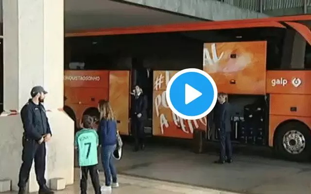 കുഞ്ഞു ആരാധകന്റെ കരച്ചില് കണ്ട് ബസില് നിന്ന് ഇറങ്ങിവന്ന റൊണാള്ഡോ ചെയ്തത്... കുഞ്ഞു ആരാധകന്റെ കരച്ചില് കണ്ട് ബസില് നിന്ന് ഇറങ്ങിവന്ന റൊണാള്ഡോ ചെയ്തത്...