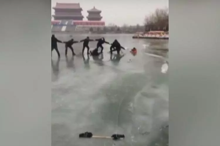 കയ്യോട് കൈ ചേര്‍ത്ത് ഒരു രക്ഷാപ്രവര്‍ത്തനം; തണുത്തുറഞ്ഞ തടാകത്തില്‍ കുടുങ്ങിയ കുടുംബത്തെ രക്ഷപ്പെടുത്തി