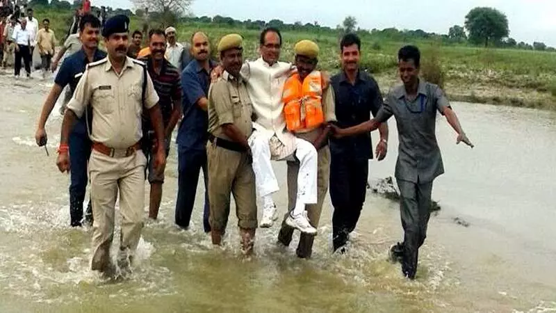 അമേരിക്കയിലെ റോഡുകളേക്കാള് നല്ലതാണ് മധ്യപ്രദേശിലെ റോഡുകള്; മുഖ്യമന്ത്രിയെ ട്രോള് കുഴിയില് വീഴ്ത്തി സോഷ്യല് മീഡിയ അമേരിക്കയിലെ റോഡുകളേക്കാള് നല്ലതാണ് മധ്യപ്രദേശിലെ റോഡുകള്; മുഖ്യമന്ത്രിയെ ട്രോള് കുഴിയില് വീഴ്ത്തി സോഷ്യല് മീഡിയ