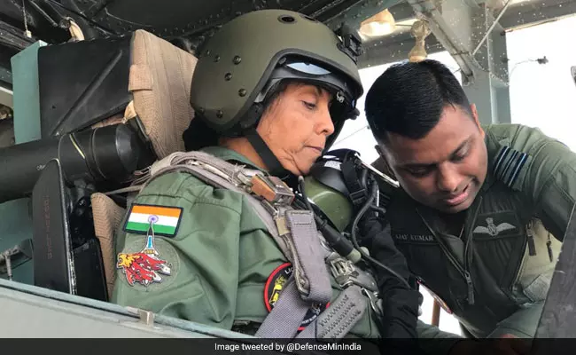 പ്രതിരോധമന്ത്രി നിര്‍മല സീതാരാമന്‍ സുഖോയ് 30 യുദ്ധവിമാനത്തില്‍ സഞ്ചരിച്ചു