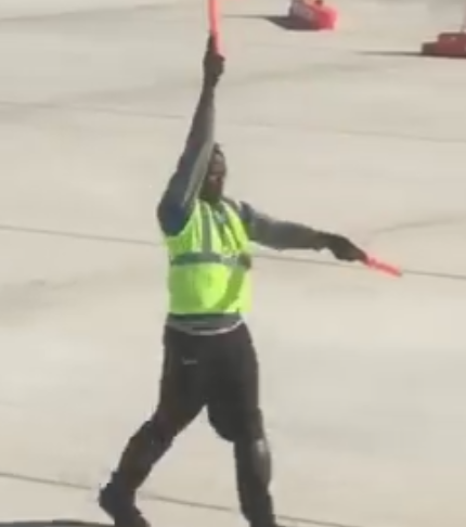 റണ്‍വേയില്‍ ജീവനക്കാരന്റെ തകര്‍പ്പന്‍ നൃത്തം;  കണ്ടത് 11 മില്യണ്‍ പേര്‍