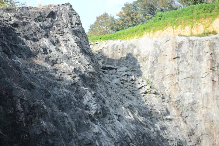 50 വര്ഷത്തിനിടെ ഉരുള്പ്പൊട്ടിയത് 5 തവണ ; എന്നിട്ടും വണ്ടണിക്കോട്ടയിലെ മല മുകളില് പിടിമുറുക്കി ക്വാറി മാഫിയ 50 വര്ഷത്തിനിടെ ഉരുള്പ്പൊട്ടിയത് 5 തവണ ; എന്നിട്ടും വണ്ടണിക്കോട്ടയിലെ മല മുകളില് പിടിമുറുക്കി ക്വാറി മാഫിയ