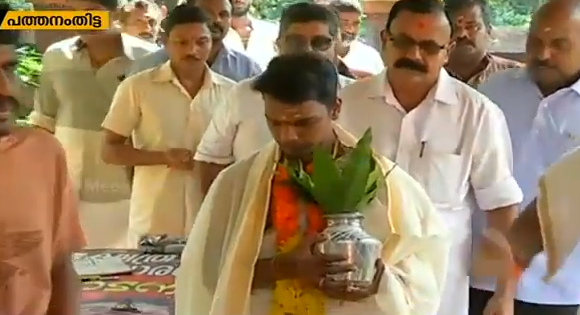 ദലിത് മേല്‍ശാന്തിയെ പുറത്താക്കാന്‍ ശ്രമം