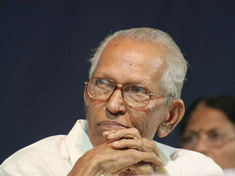 മാതൃഭൂമി പുരസ്കാരം എം.കെ സാനുവിന് സമ്മാനിച്ചു