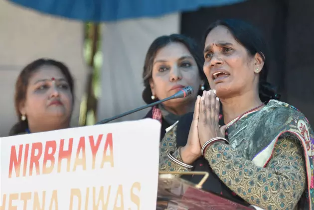 എന്റെ മകനെ പൈലറ്റാക്കിയത് രാഹുല്, നന്ദി; നിര്ഭയയുടെ മാതാവ് എന്റെ മകനെ പൈലറ്റാക്കിയത് രാഹുല്, നന്ദി; നിര്ഭയയുടെ മാതാവ്