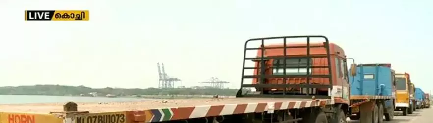 കൊച്ചിയില്‍ ഒരു വിഭാഗം കണ്ടെയ്നര്‍ ലോറി തൊഴിലാളികള്‍ സമരം തുടരുന്നു