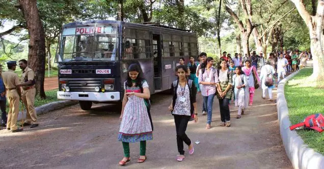 രാഷ്ട്രീയ അഭിമുഖ്യമില്ലാതെ വിദ്യാര്‍ഥികള്‍