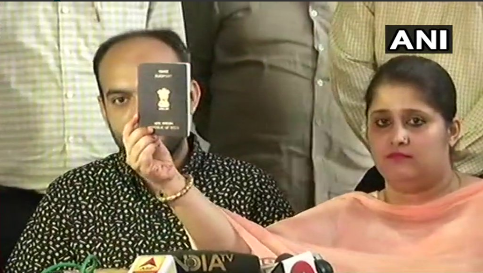 പാസ്‍പോർട്ട് ലഭിക്കണമെങ്കില്‍ ഹിന്ദുമതം സ്വീകരിക്കണമെന്ന് മിശ്രവിവാഹിതരോട് പാസ്‍പോര്‍ട്ട് ഓഫീസര്‍