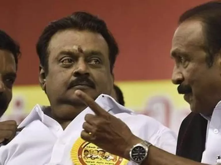 പ്രസംഗവേദിയില്‍ വിജയകാന്തിന് നേരെ കല്ലേറ്