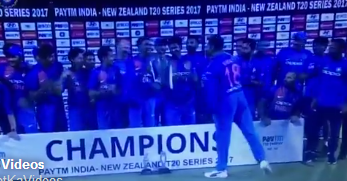 കിരീടം സിറാജിന് കൈമാറി കൊഹ്‍ലി