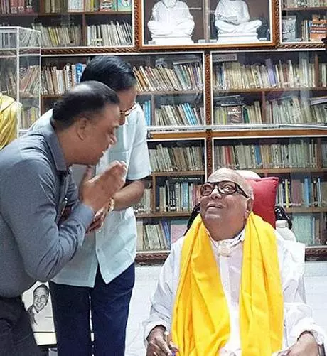 ട്രേഡ് മാര്ക്കായ കറുത്ത കണ്ണടകള്ക്ക് ഗുഡ്ബൈ പറഞ്ഞ് കരുണാനിധി ട്രേഡ് മാര്ക്കായ കറുത്ത കണ്ണടകള്ക്ക് ഗുഡ്ബൈ പറഞ്ഞ് കരുണാനിധി