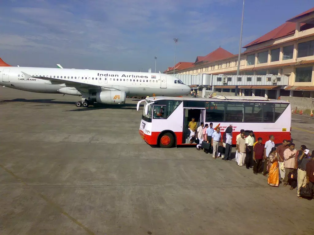 വിമാനം തട്ടിക്കൊണ്ടുപോകുന്നതായി ഭീഷണി; നെടുമ്പാശേരിയില്‍ വിമാനം നിലത്തിറക്കി പരിശോധിക്കുന്നു